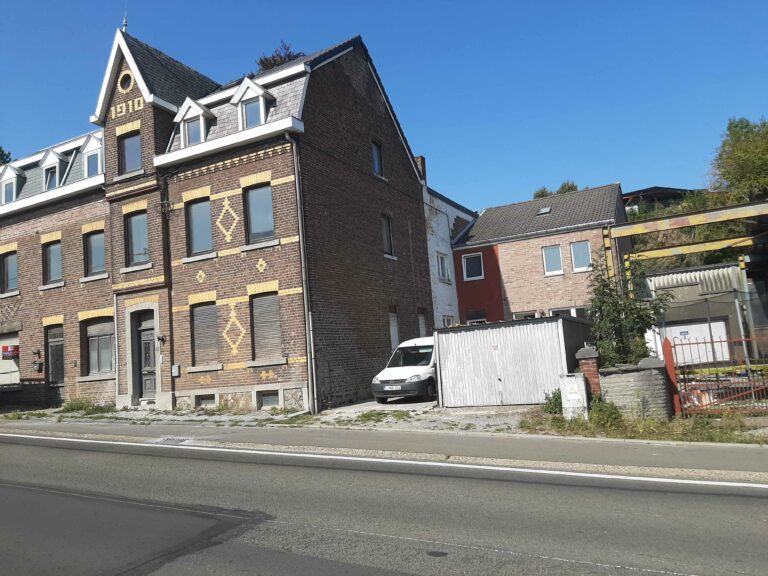 Aménagement de plusieurs maisons en appartements.